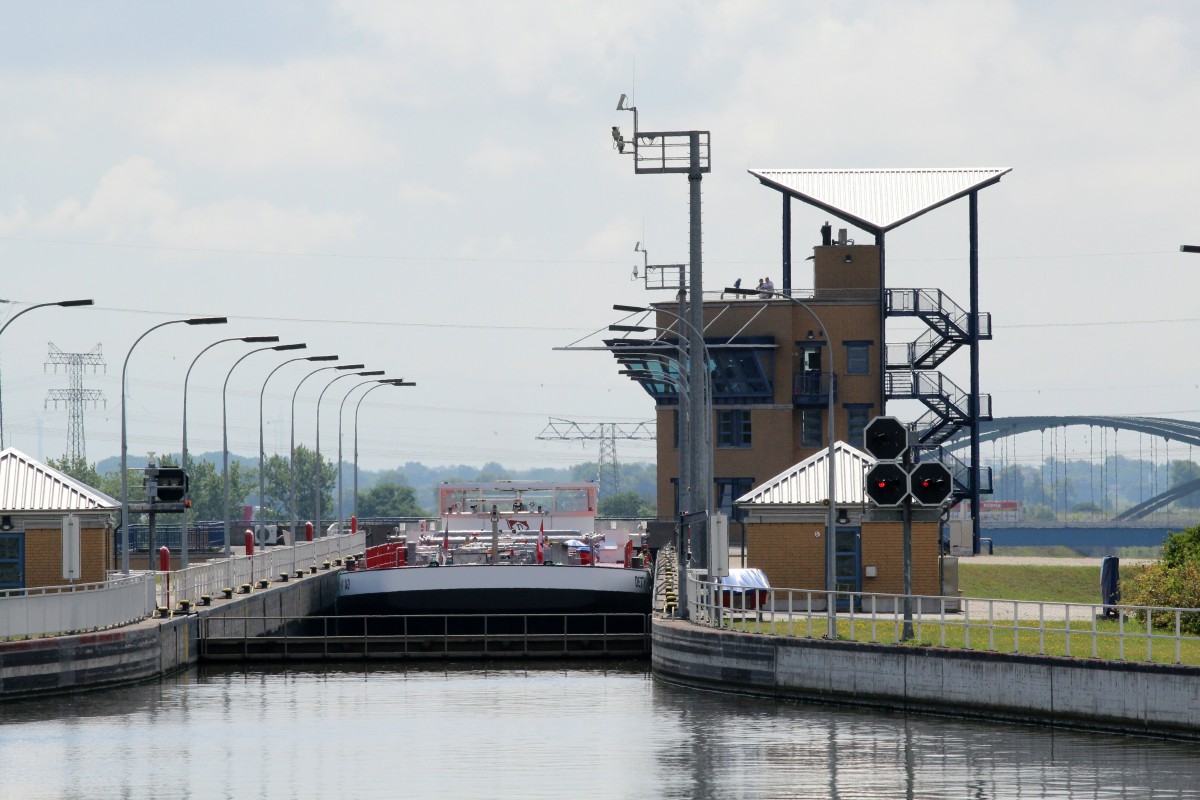 Blick vom Schiff im Rothenseer Verbindungskanal / Mittellandkanal in die Schleuse Rothensee. Dort wird gerade ein Binnen-Tanker zu Berg (nach oben) geschleust.