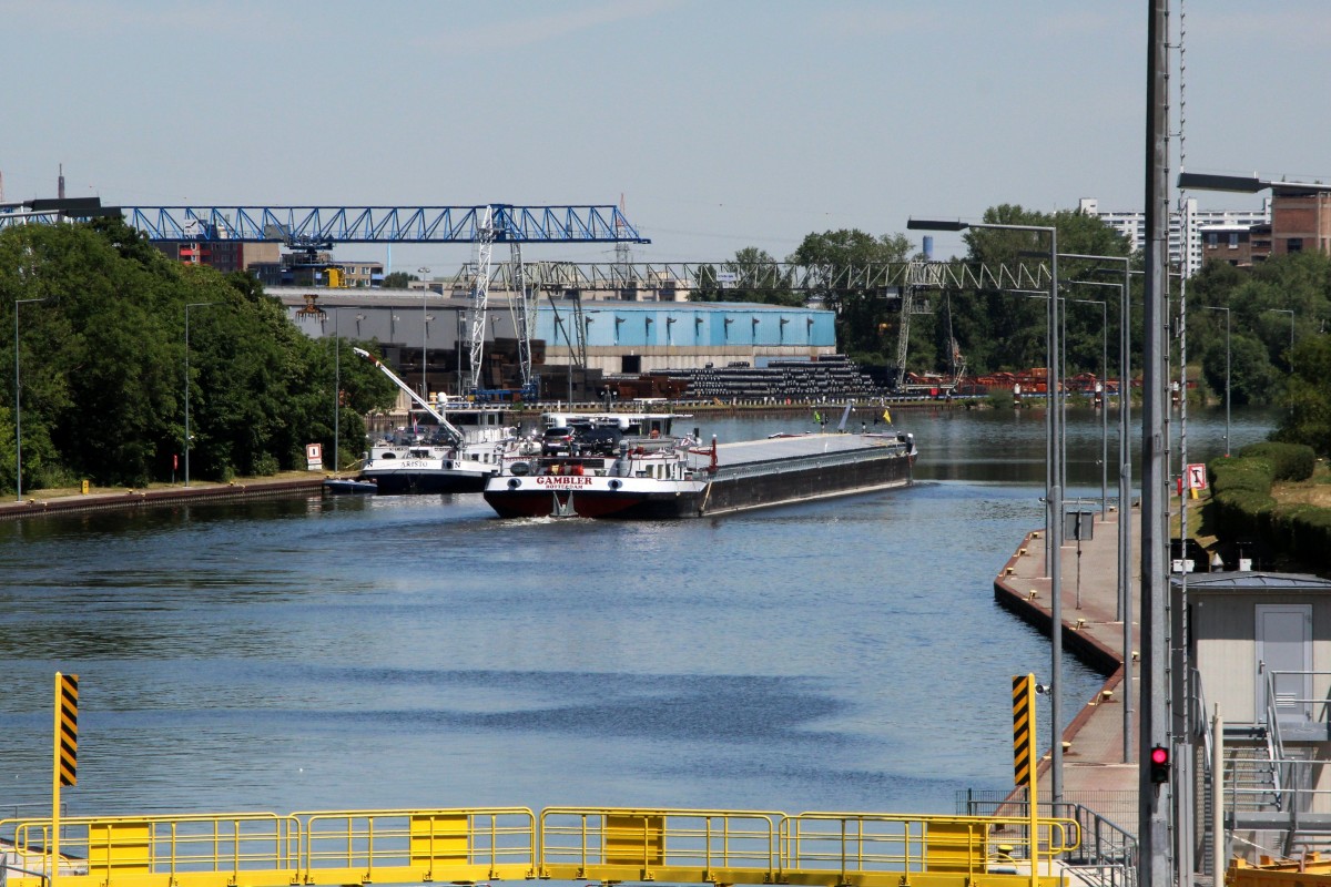 Blick von der Schleuse Eddersheim auf den Main Richtung Nordosten. Im Hintergrund GMS Gambler (02333392) auf Bergfahrt und Festgemacht GMS Aristo (02326985). 10.07.2015