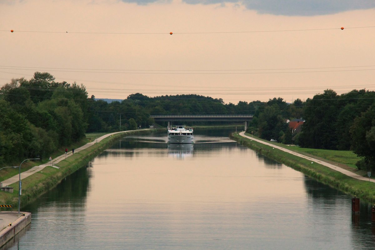 Blick von der Schleuse Hilpoltstein auf den Main-Donau-Kanal Richtung Westen am 07.09.2019. Das KFGS Modigliani (01823030) kam von der Schleuse Eckersmühlen zu Berg.