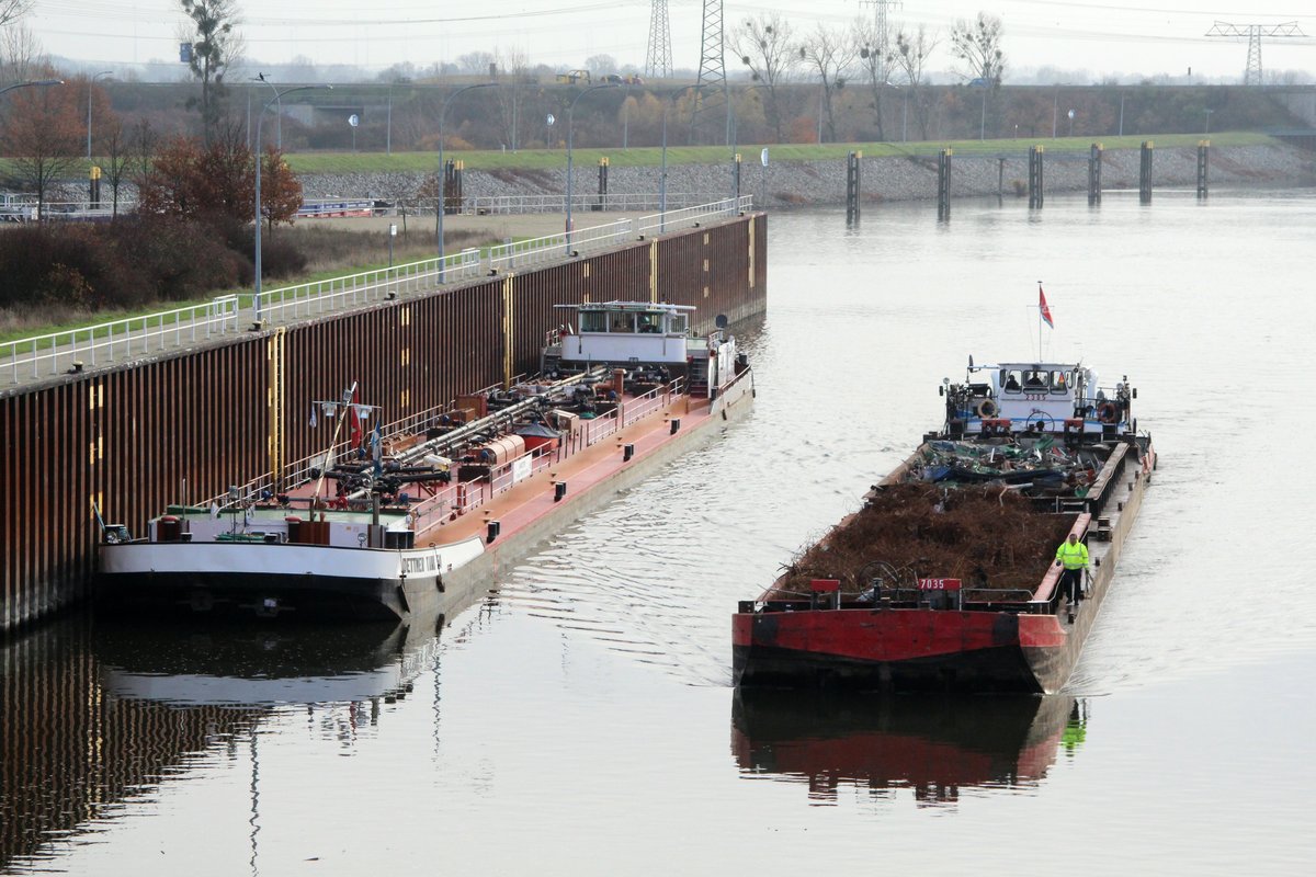 Blick von der Schleusenbrücke auf den Rothenseer Verbindungskanal / Unter Vorhafen der Schleuse Rothensee am 24.11.2016. SB 2305 (05602850) fährt mit 2 je 32,50m langen und Schrott beladenen Leichtern zur Bergschleusung ein , TMS Dettmer Tank 50 (04017970 , 100 x 9m) hat festgemacht. 