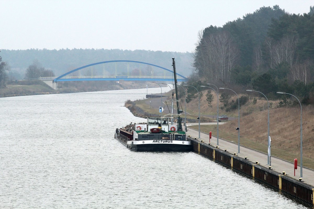 Blick von der Schleusenbrücke Hohenwarthe auf das GMS Arcturus (04018710) am 11.02.2017. Der Blick geht Richtung Elbe-Havel-Kanal (nach Osten). 