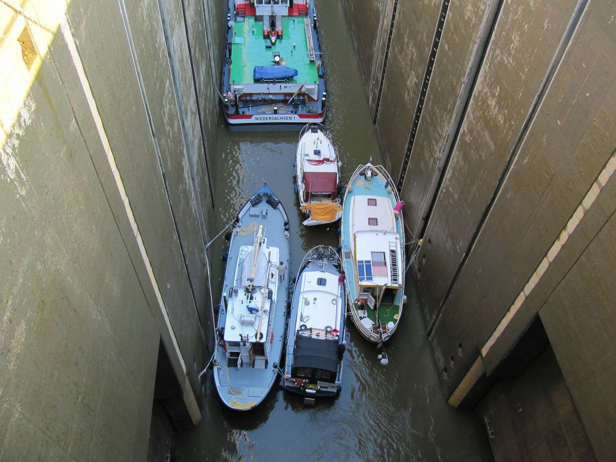 Blick von der Schleusenbrücke in die Kammer II der Schleuse Uelzen am 24.08.2009. Ein Koppelverband hatte zur Bergschleusung schon festgemacht. Kleinere Fahrzeuge haben auch  ihre Position  gefunden und danach konnte  das Abenteuer Schleusung  für diese beginnen.