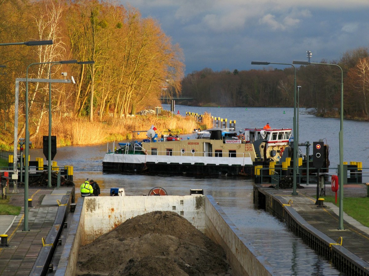 Blick von der Schleusenbrücke in Kleinmachnow auf einen Teil der Nordkammer , den Teltowkanal und zum Machnower See am 14.12.2017. Das SB Navigar 6 (08351039) hatte seinen Leichter abgestellt und wurde in der mittleren Kammer solo zu Tal geschleust. 