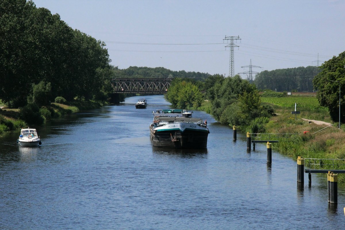 Blick von der Schleusenbrücke in Schönwalde auf den Havelkanal zu Tal / Richtung Westen am 14.07.2018. GMS Aqua (02314489) und Sportboote müssen auf die Bergschleusung warten.