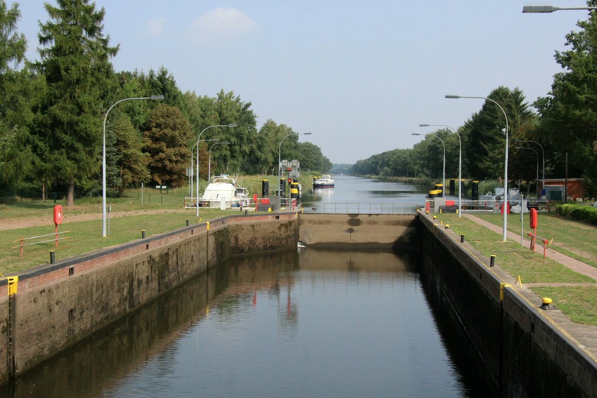 Blick von der Schleusenbrücke Witzeeze auf den Elbe-Lübeck-Kanal Richtung Norden am 23.08.2018.