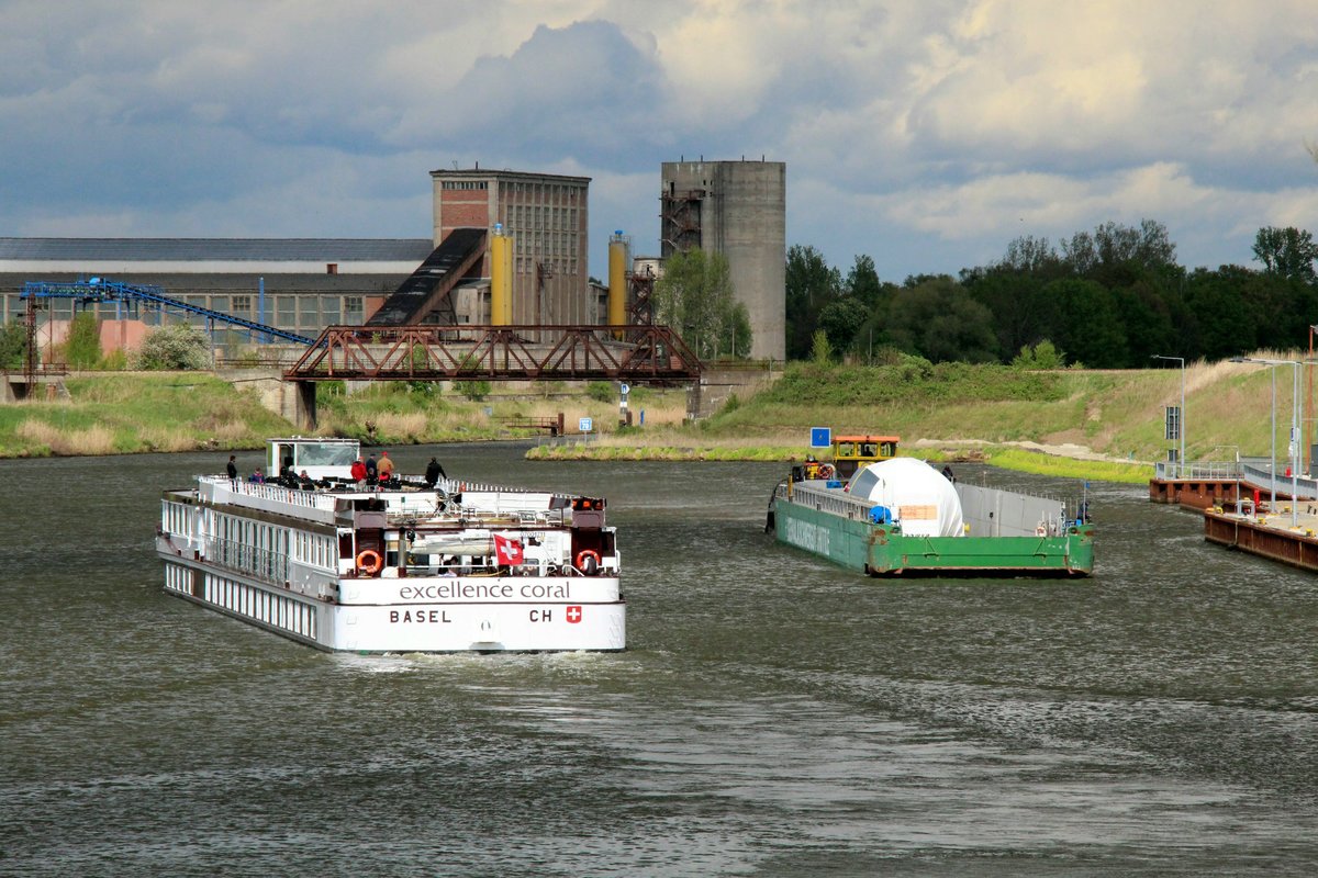 Blick von der Schleusenbrücke Zerben auf den Unteren Vorhafen bzw. den Elbe-Havelkanal am 26.04.2018. Das KFGS excellence coral (07001711) fuhr Richtung Genthin / Brandenburg/Havel / Berlin und der Schubverband mit SB Birk.B (05801510) & RoRo-GSL Ursus (04810440) in die Schleuse zu Berg.