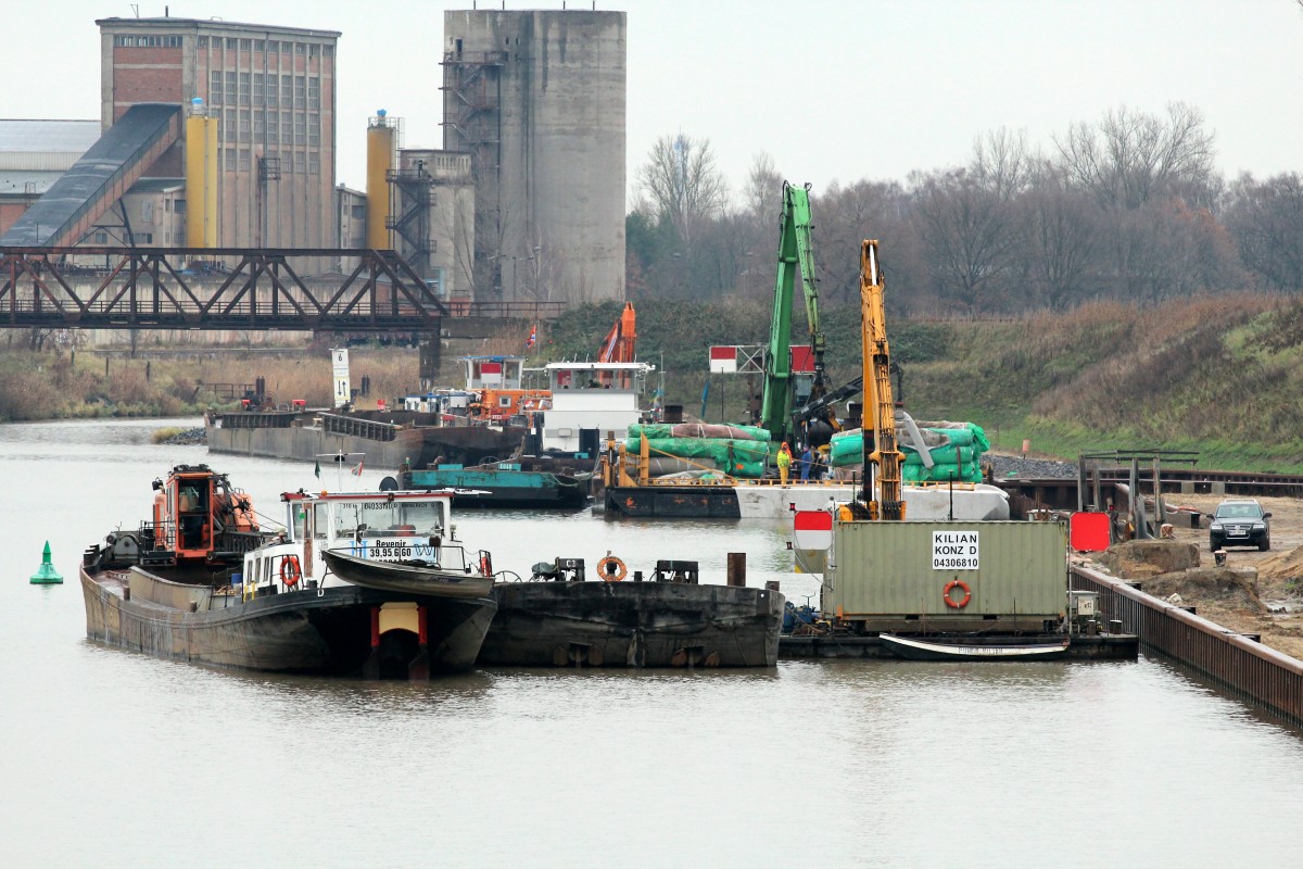 Blick von der Schleusenbrücke Zerben auf die vielen Baustellenfahrzeuge die am neuen Vorhafen tätig sind. 25.11.2015