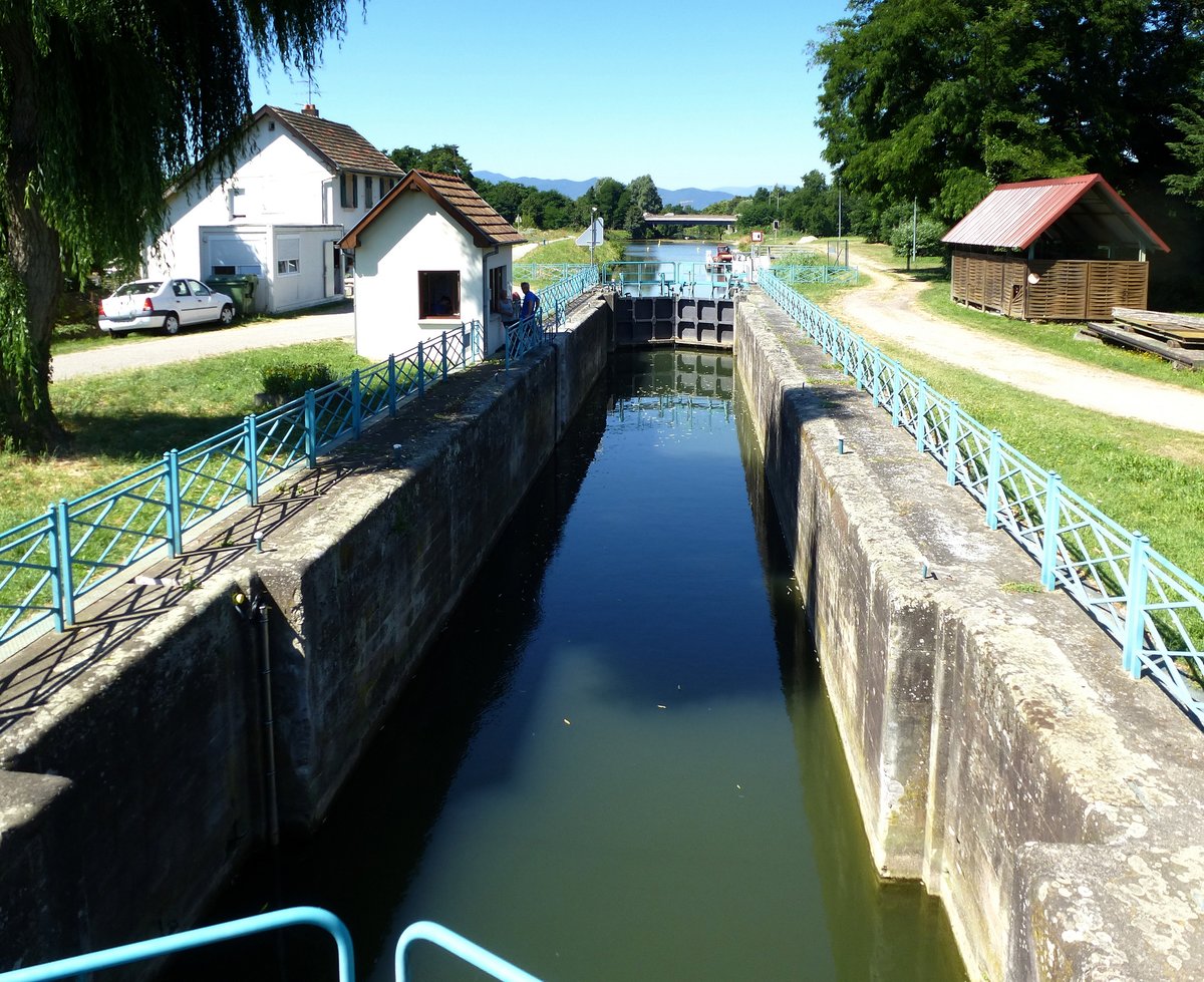 Blick in die Schleusenkammer der Ill-Schleuse am Colmar-Kanal, Juli 2016