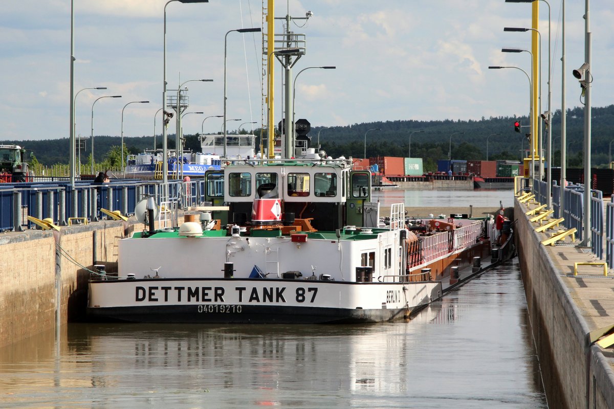 Blick in die Schleusenkammer von Uelzen II von Nord nach Süd am 19.07.2016. Das TMS Dettmer Tank 87 (04019210) hat den  Aufstieg  fast geschafft , nur noch wenige Meter bis sich die Kammer zur Weiterfahrt wieder öffnen kann. Im Hintergrund liegen das TMS Megantic (04811380), das GMS Niedersachsen 22 (02323514) sowie ein Container-Schubverband der DBR. 