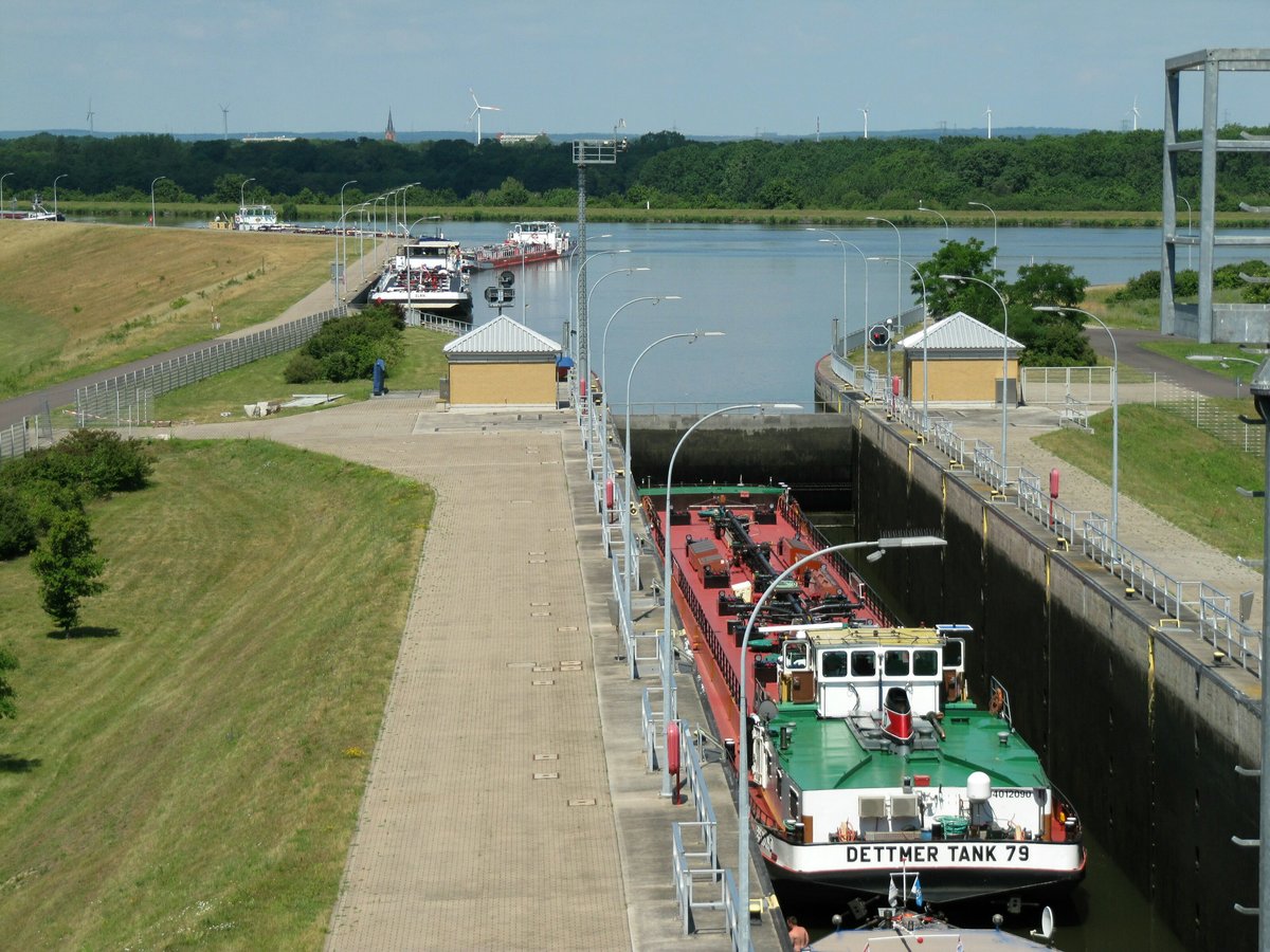 Blick vom Schleusenturm der Schleuse Rothensee auf das TMS Dettmer Tank 79 (04012090) welches gerade zu Berg geschleust wird und in Richtung Oberwasser mit den wartenden Fahrzeugen am 19.06.2017.  