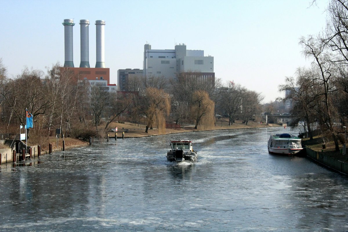 Blick von der Schlossbrücke in Berlin-Charlottenburg auf die Spree Richtung Kraftwerk am 02.03.2018. Das noch im Winterschlaf liegende FGS Charlottenburg (04307320) wartet auf Ostern und den Saisonbeginn. Eisbrecher Seelöwe (05028840) durchpflügt die zufrierende Spree zu Tal.    