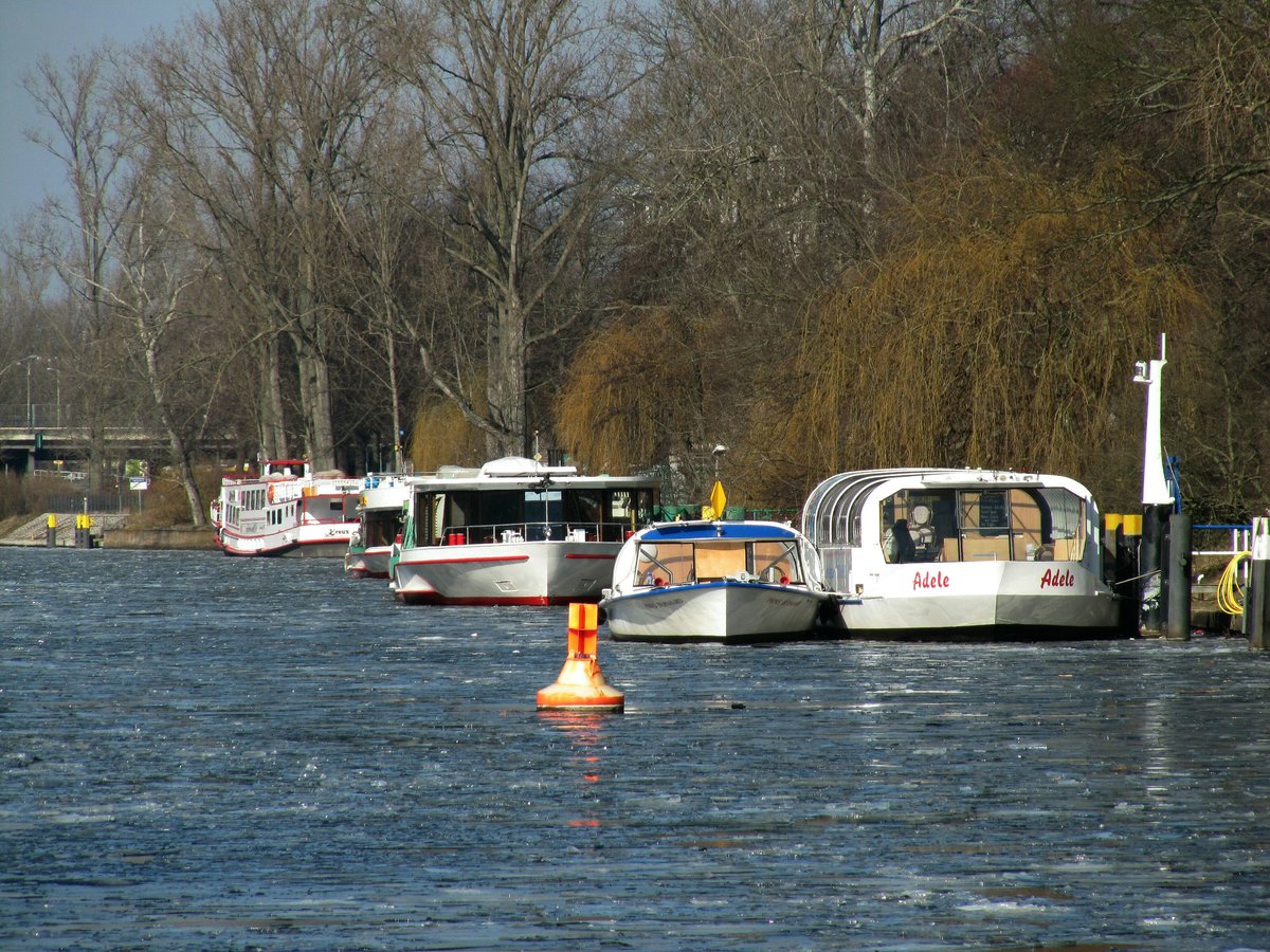 Blick vom Schloßpark auf die Spree  zu Tal  am 03.03.2018. Fahrgastschiffe haben noch Winterpause , aber zu Ostern werden sie wohl wieder in Fahrt gehen. 