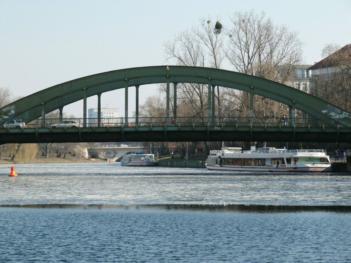 Blick vom Schloßpark in Berlin-Charlottenburg auf die Spree und die Schloßbrücke am 03.03.2018. Die FGS Spreekrone (04307170 , im Vordergrund) und Charlottenburg (04307320) haben noch Winterpause. Auf der Spree ist Eisgang der täglich von einem Eisbrecher in Bewegung gehalten wird.