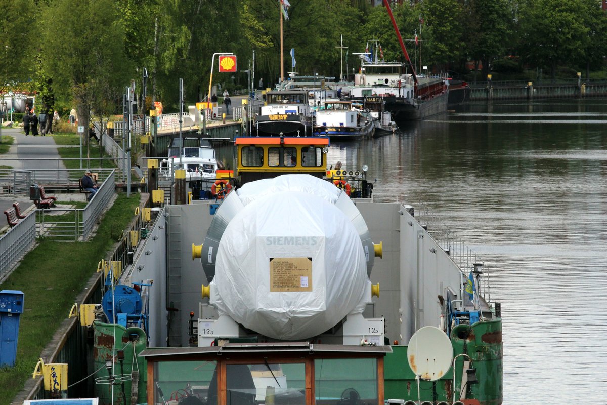 Blick von der Schulenburgbrücke in Berlin-Spandau auf die Siemens-Gasturbine im RoRo-GSL Ursus (04810440). Dahinter liegt das SB Birk B (05801510) sowie die Wassertankstelle am Havel-Ufer. 26.04.2017.