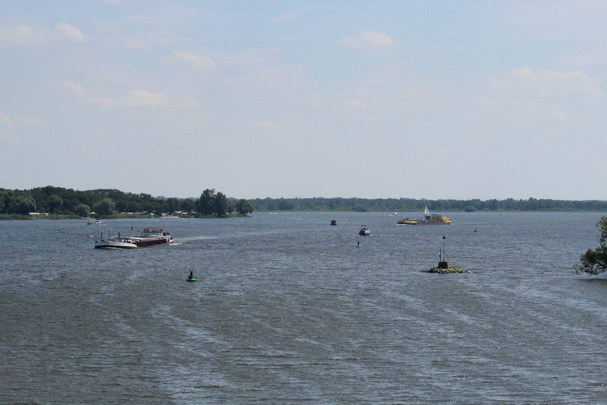 Blick von der Seegartenbrücke in Kirchmöser auf den Plauer See / Havel am 28.06.2017. Das GMS Mercator (05501730) und das TMS Bevenrode (04018330) fahren zu Tal Richtung Wendsee. 