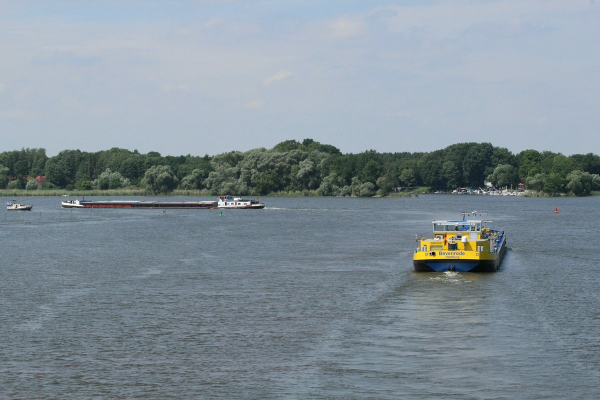 Blick von der Seegartenbrücke in Kirchmöser auf den Wendsee , Teil des Elbe-Havel-Kanales am 28.06.2017. GMS Mercator (05501730) und das TMS Bevenrode (04018330) fahren Richtung Schleuse Wusterwitz.