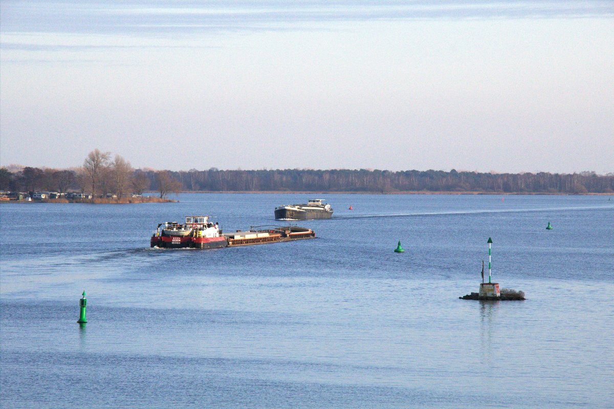 Blick von der Seegartenbrücke in Kirchmöser West auf den Plauer See / Havel zu Berg / Östliche Richtung am 04.12.2019. Ein Schubverband fährt Richtung Quenzsee / Brandenburg / Havel und das GMS Michael B (04031030) Richtung Wendsee / EHK / Schleuse Wusterwitz. 