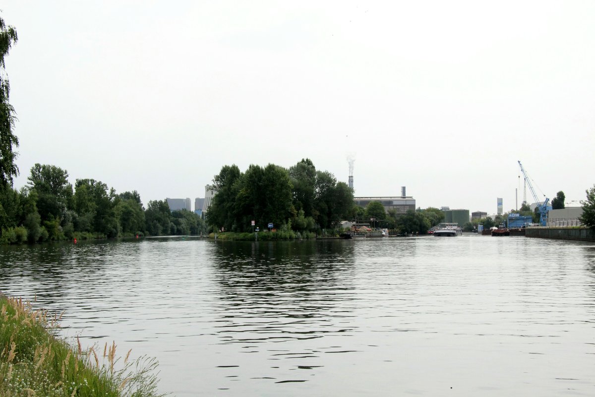 Blick von der Spreemündung auf die Spree (links) und den Ruhlebener Altarm (rechts) am 22.07.2018. Ganz hinten im Altarm ist ein Tanklager wo viele Tankschiffe ihre Ladung löschen oder Ladung aufnehmen.