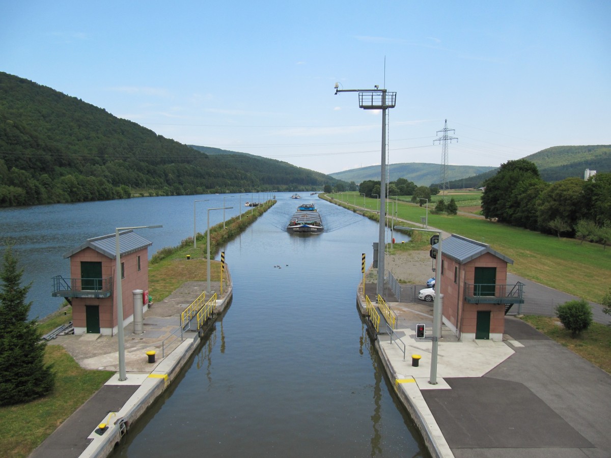 Blick von der Staustufe Steinbach am 28.07.2013 auf den Main. GMS Vertrauen (04000150 , im Vordergrund) und GMS Oostende (04029710) fahren zu Tal in die Schleuse.