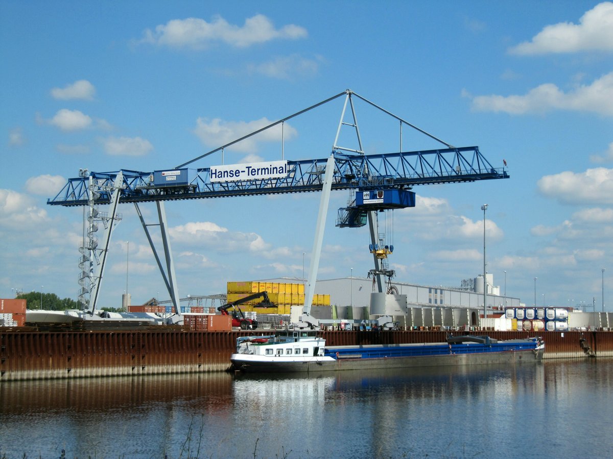 Blick von der Steinkopfinsel auf das Hanse-Terminal im Magdeburger Hafen am 19.06.2017. Das GMS Jade (06003794 , 100 x 9,50m) wird gerade mit Windmühlenteilen beladen.