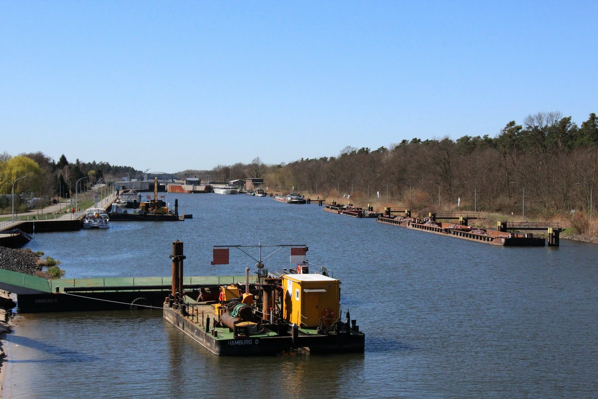 Blick von der Strassenbrücke auf den Elbe-Havelkanal Richtung Schleuse Wusterwitz am 01.04.2019. Zur Zeit wird das Teilstück zw. der Strassenbrücke und dem Wendsee ausgebaut. Etliche  Baufahrzeuge  versammeln sich im Unterwasser der Schleuse bzw. werden dort beladen. 