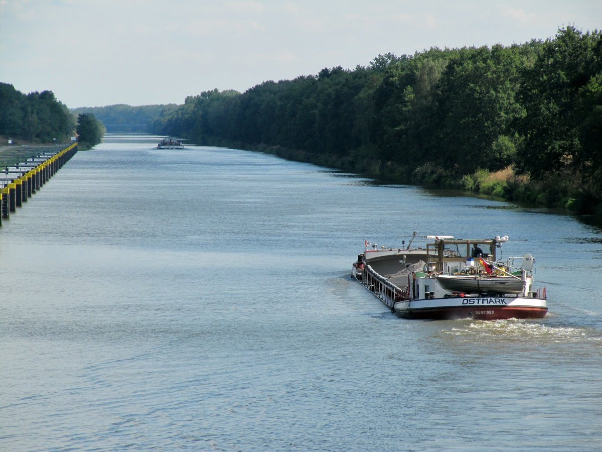 Blick von der Strassenbrücke der B 188 bei Bergfriede auf den Mittellandkanal Richtung Osten/Südosten. GMS Ostmark , 04011080 , folgte am 06.09.2016 dem TMS Dettmer Tank 50 , 04017970.  