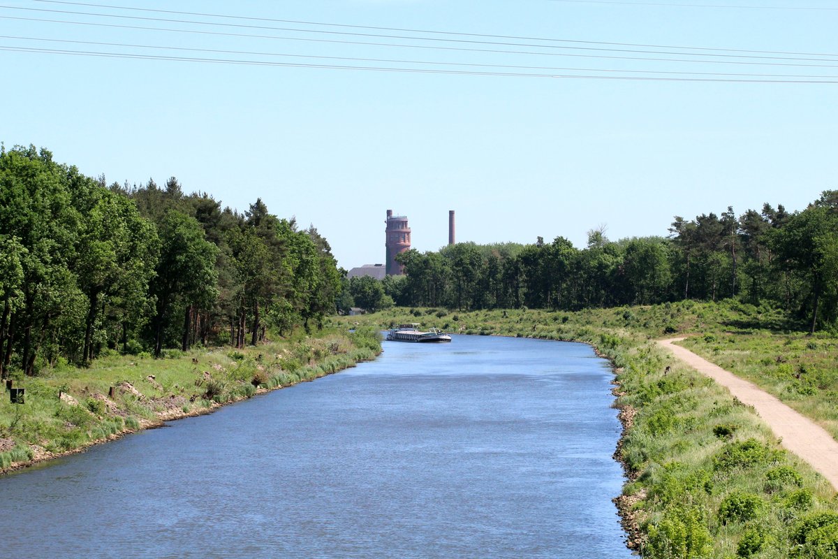 Blick von der Strassenbrücke b. Wusterwitz nach Osten Richtung Kirchmöser West auf den EHK (Elbe-Havel-Kanal / UHW) am 01.06.2017. Das GMS Andromeda (08348071) kommt vom Wendsee.