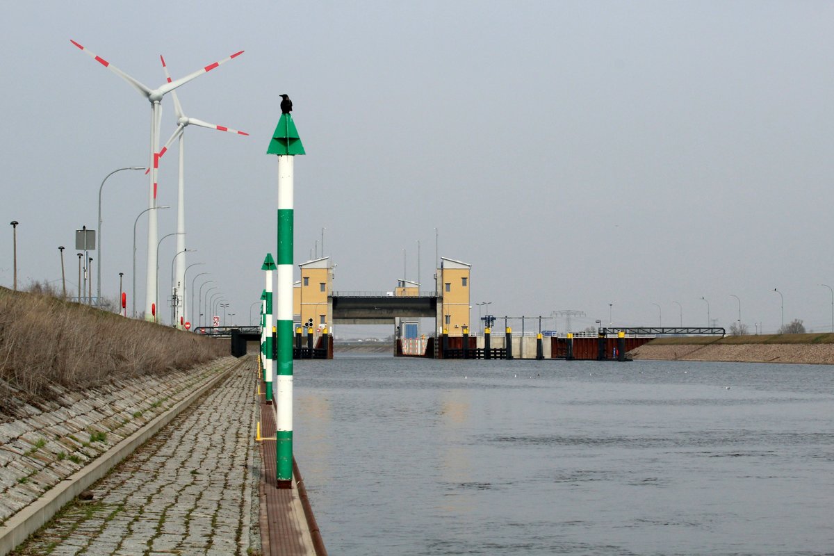 Blick vom Süden auf die Niedrigwasserschleuse Magdeburg am 13.03.2017. Die Schleuse liegt im Rothenseer Verbindungskanal und dient der Stabiliesierung des Wasserstandes im Magdeburger Hafen da die Elbe stark schwankende Wasserstände hat. Wie hier zu sehen konnten an diesem Tag die Fahrzeuge ohne Schleusung durchfahren.