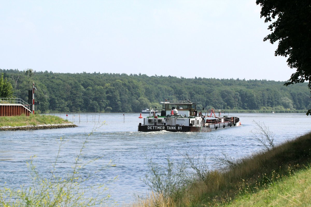 Blick vom Südufer des Sacrow-Paretzer-Kanales , Teil der UHW , auf das Große Horn (dies ist der Beginn d. SPK) und Teile des Jungfernsees. TMS DETTMER TANK 81 (040010280) fährt zu Berg nach Berlin.  