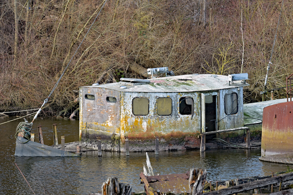Blick von der Teerhofinsel bei Bad Schwartau in Richtung Petroleumhafen. Im Seitenarm der Trave liegt u.a. dieses Wrack. Aufnahme vom 27.02.2026
