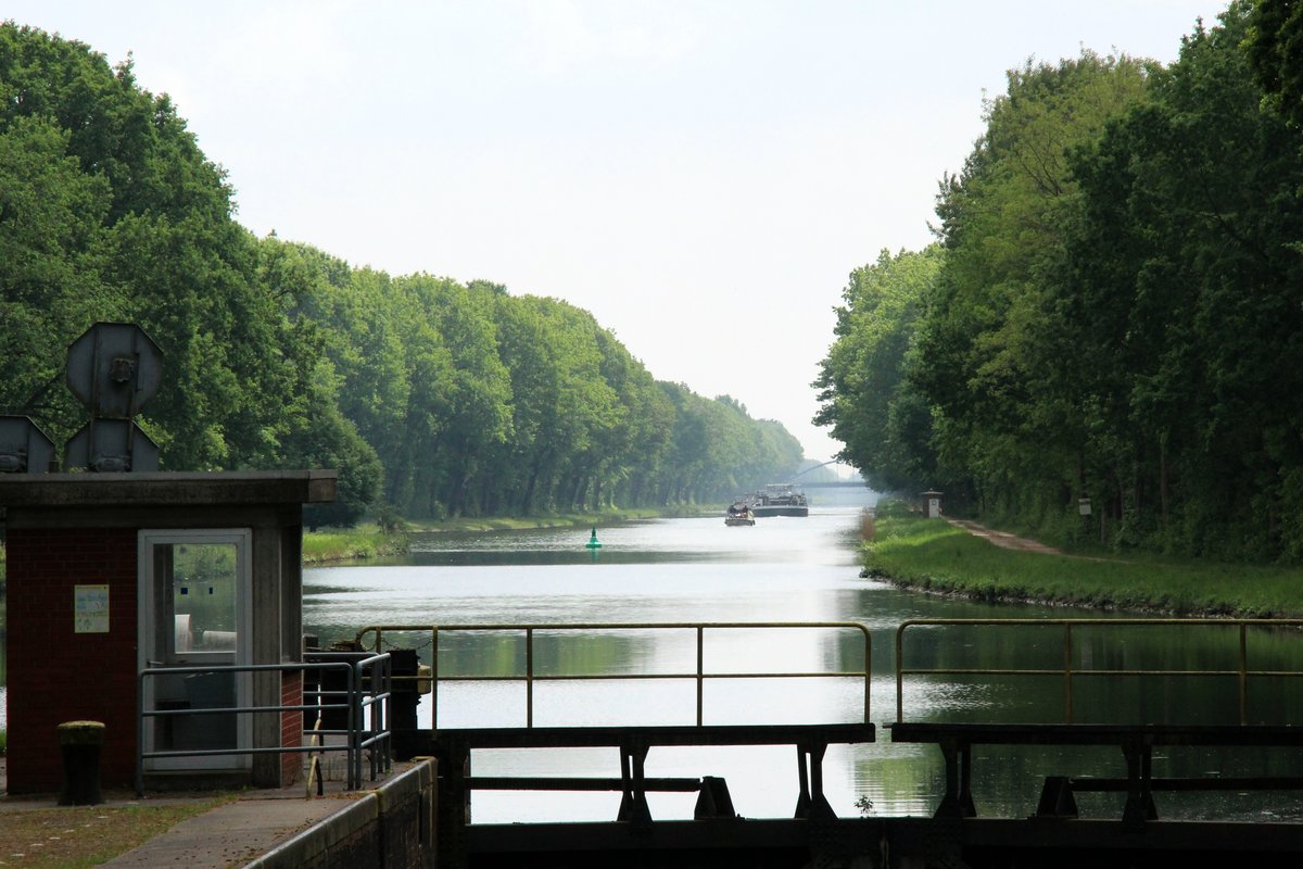 Blick über das obere Schleusentor der alten Schleuse Venhaus im Dortmund-Ems-Kanal Richtung Süden am 11.05.2018. 