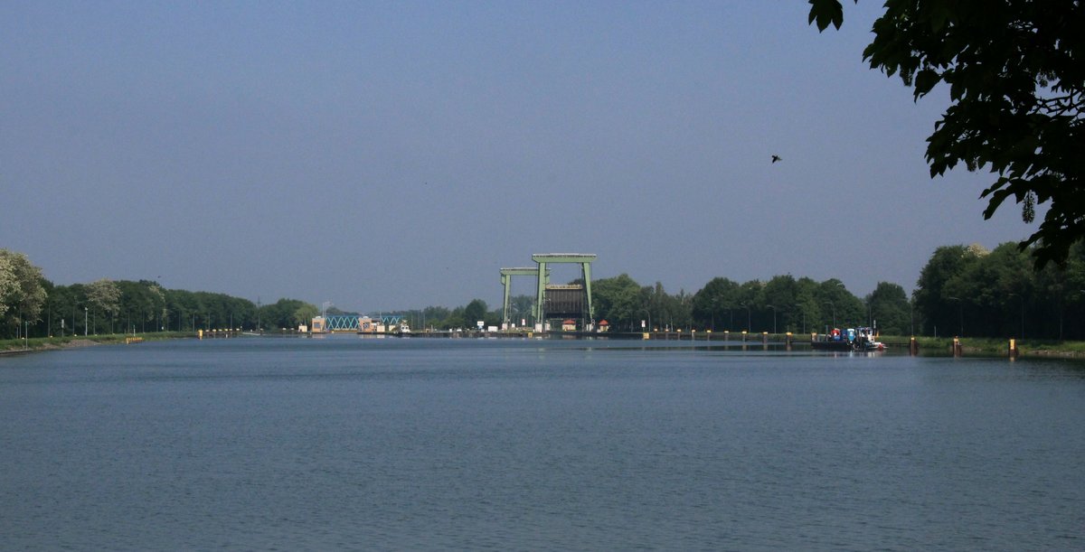 Blick vom Ufer des Dortmund-Ems-Kanales (DEK) auf die Schleuse Datteln im Wesel-Datteln-Kanal (WDK) am 14.05.2018. Rechts die grosse Kammer mit den Hubtoren und links die kleine Kammer. 