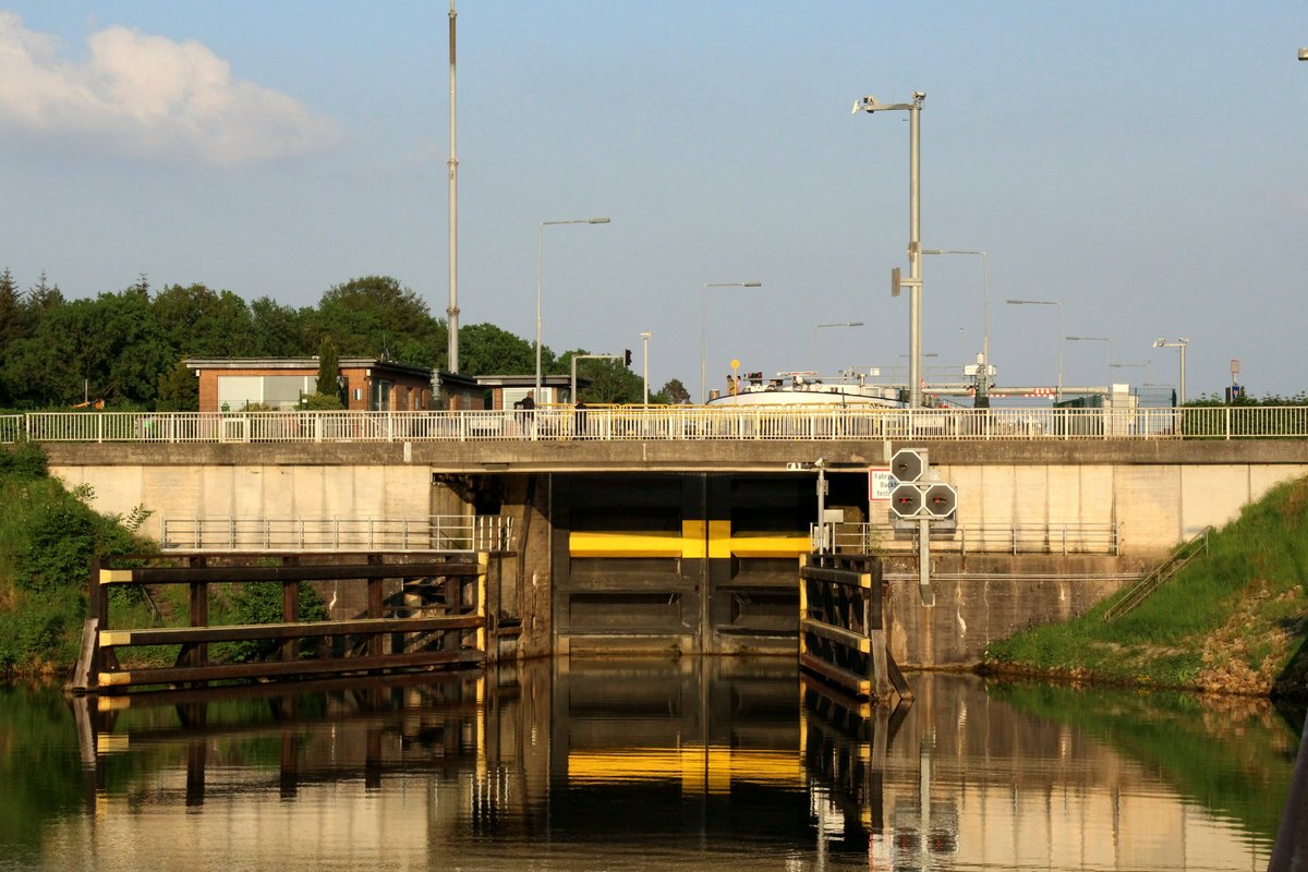 Blick vom Unteren Vorhafen auf die Grosse Kammer der Schleuse Gleesen im Dortmund-Ems-Kanal am 11.05.2018.