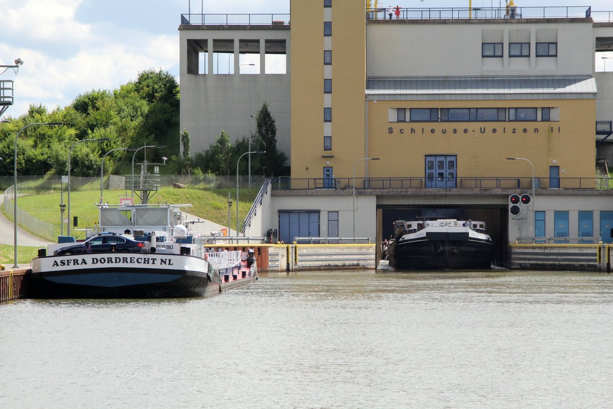 Blick vom Unteren Vorhafen auf die Schleuse Uelzen II am 19.07.2016. TMS Asfra (02321983) wartet auf die Bergschleusung , GMS Armin (05116740) fährt nach der Talschleusung aus.