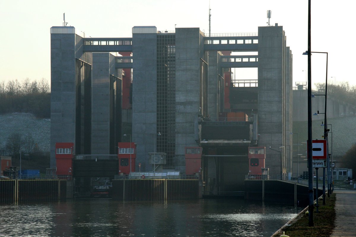 Blick vom Unterwasser / ESK (Norden) auf das Schiffshebewerk Scharnebeck bei Lüneburg am 08.02.2018. Im rechten Trog fährt ein mit Containern beladener Leichter nach oben. Im linken fährt das SB SCH 2407 (05602680) ein. 