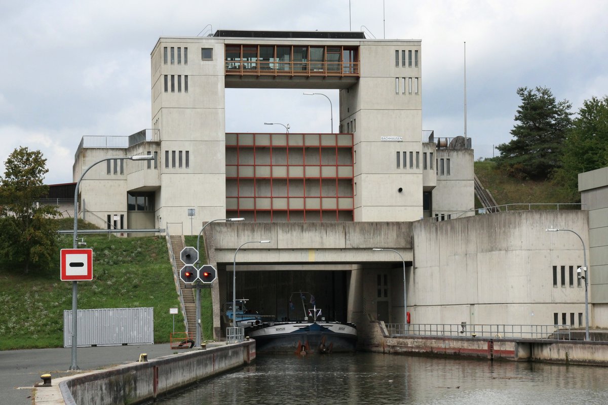 Blick vom Unterwasser auf die Schleuse Bachhausen im Main-Donau-Kanal am 07.09.2019. Von der Donau kommend fahren Wasserfahrzeuge bis hierher zu Berg. Nach dieser Schleuse bis zur Schleuse Hilpoltstein auf der Scheitelhaltung und danach zu Tal Richtung Main. 