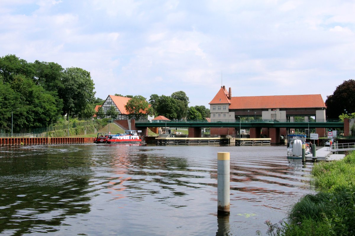 Blick vom Unterwasser auf die SCHLEUSE KLEINMACHNOW am 20.07.2020. Schubboot BIZON-0-82 (08356026) fuhr zur Bergschleusung ein. Ein Sportboot hatte auch grünes Licht bekommen.