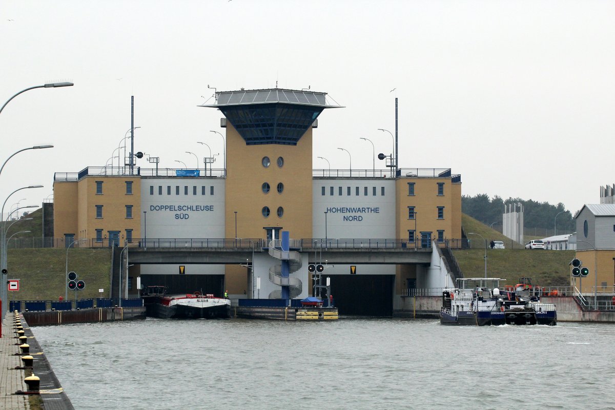 Blick vom Unterwasser der Doppelschleuse Hohenwarthe auf das Bauwerk am 11.02.2017. In die Nordkammer fährt SB Orion II (05609480) zur Talschleusung ! ein , aus der Südkammer kommt ein Poln. Schubverband und fährt zu Berg Richtung Elbe-Havel-Kanal.