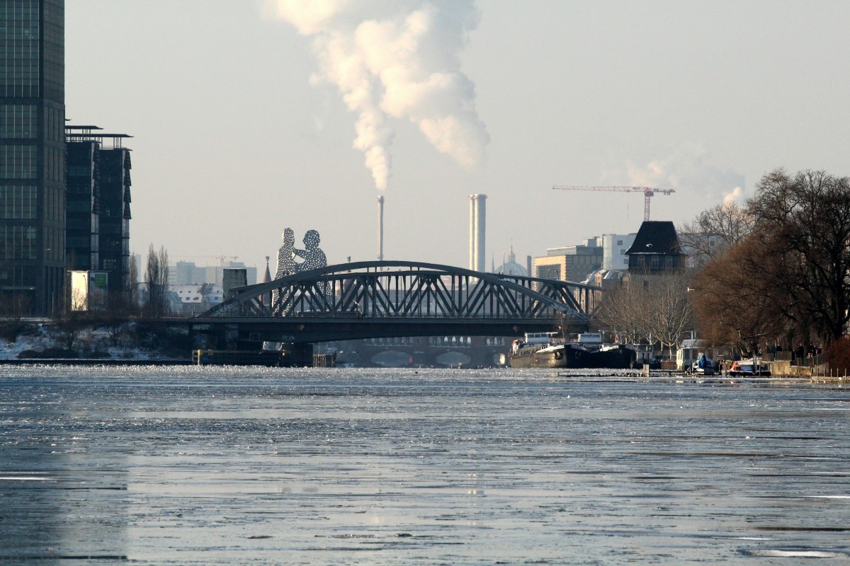 Blick v. Bln.-Stralau die Spree zu Tal am 25.01.2014. Zu sehen sind u.a. der Molecule Men (Oberer Teil) , die Oberbaumbrücke (Unterer Teil) und die beiden GMS Ursa Major + Ursa Minor.