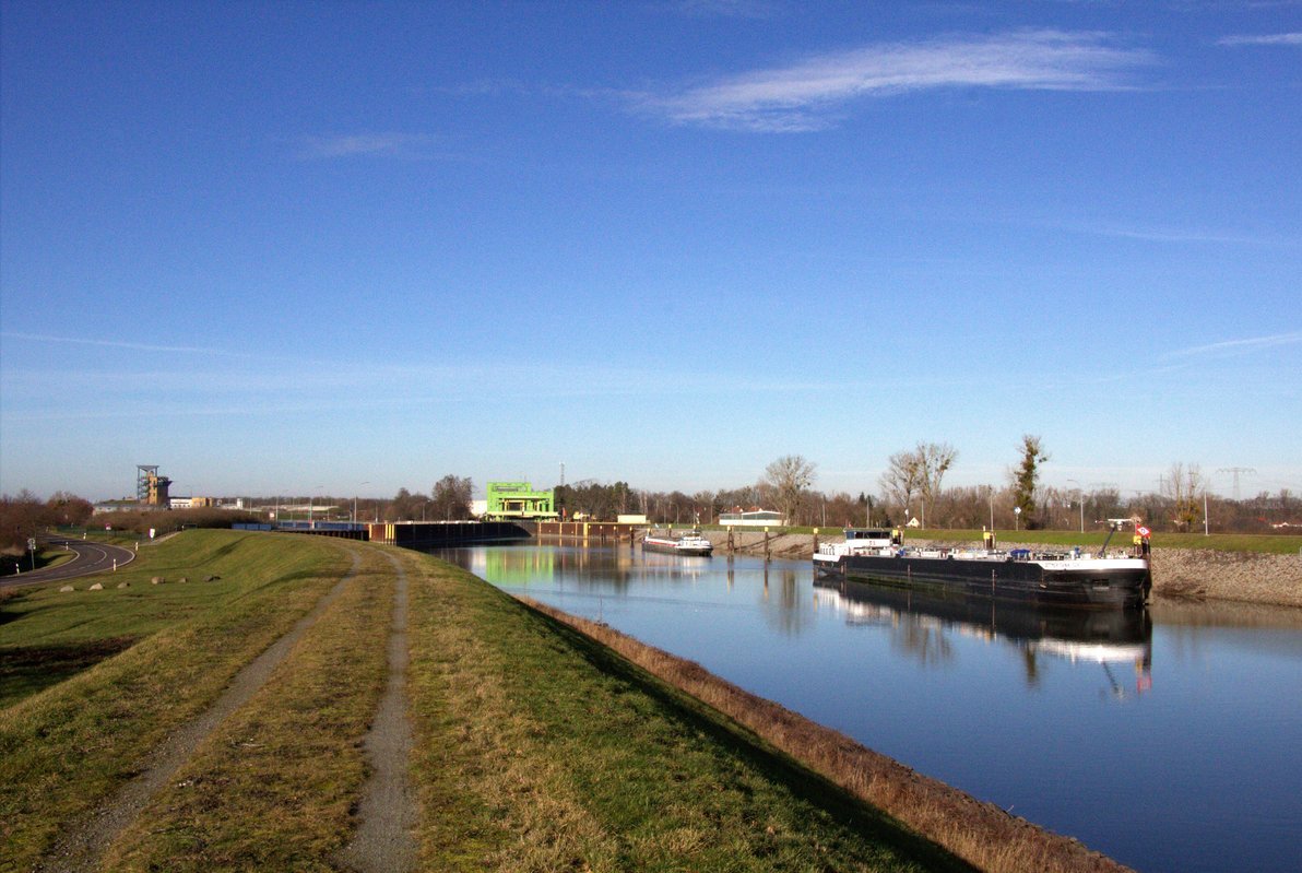 Blick  vom Deich  auf den Rothenseer Verbindungskanal mit den dort liegenden TMS Dettmer Tank 126 (02337369) und GMS Spartakus (04015650) am 21.01.2020. Rechts im Hintergrund das stillgelegte Schiffshebewerk Magdeburg-Rothensee und links die Schleuse mit dem Schleusenturm.