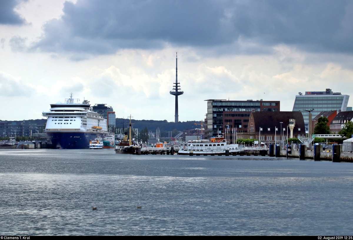 Blick während einer Hafenrundfahrt auf den Kieler Hafen mit Color Magic der Color Line AS im Norwegenkai, Fernmeldeturm Kiel, Kieler Stadt- und Schifffahrtsmuseum und Gebäude der Stena Line AB.
[2.8.2019 | 12:35 Uhr]