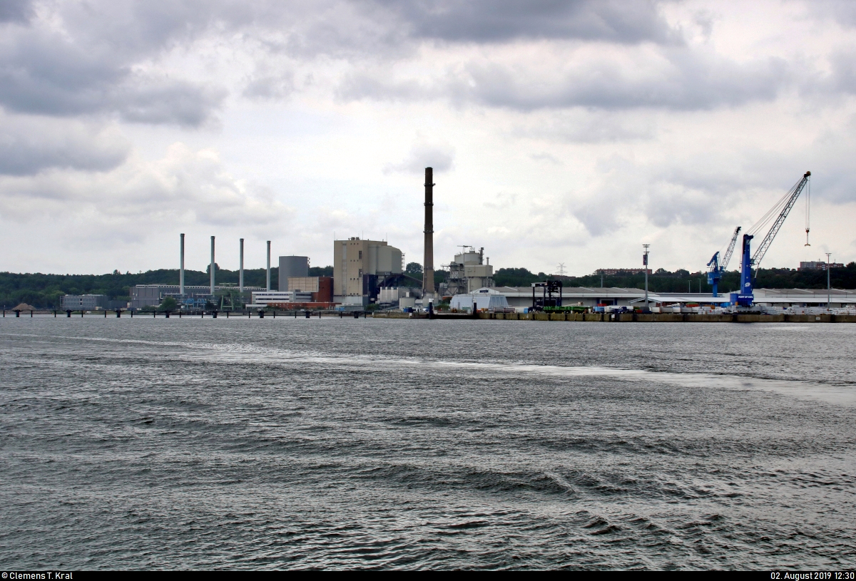 Blick während einer Hafenrundfahrt auf das Küstenkraftwerk und Gemeinschaftskraftwerk im Kieler Hafen.
Südlich davon (rechts daneben) beginnen die Anlagen des Kreuzfahrtterminals Ostuferhafen.
[2.8.2019 | 12:30 Uhr]