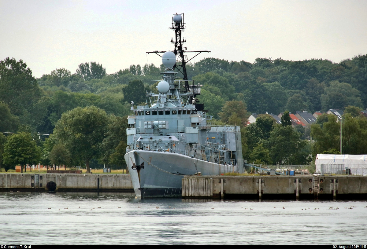 Blick während einer Hafenrundfahrt auf die Mehrzweck-Fregatte  Karlsruhe  (F 212) der Deutschen Marine, die im Marinestützpunkt Kiel des Marinestützpunktkommando Kiel liegt.
[2.8.2019 | 11:11 Uhr]