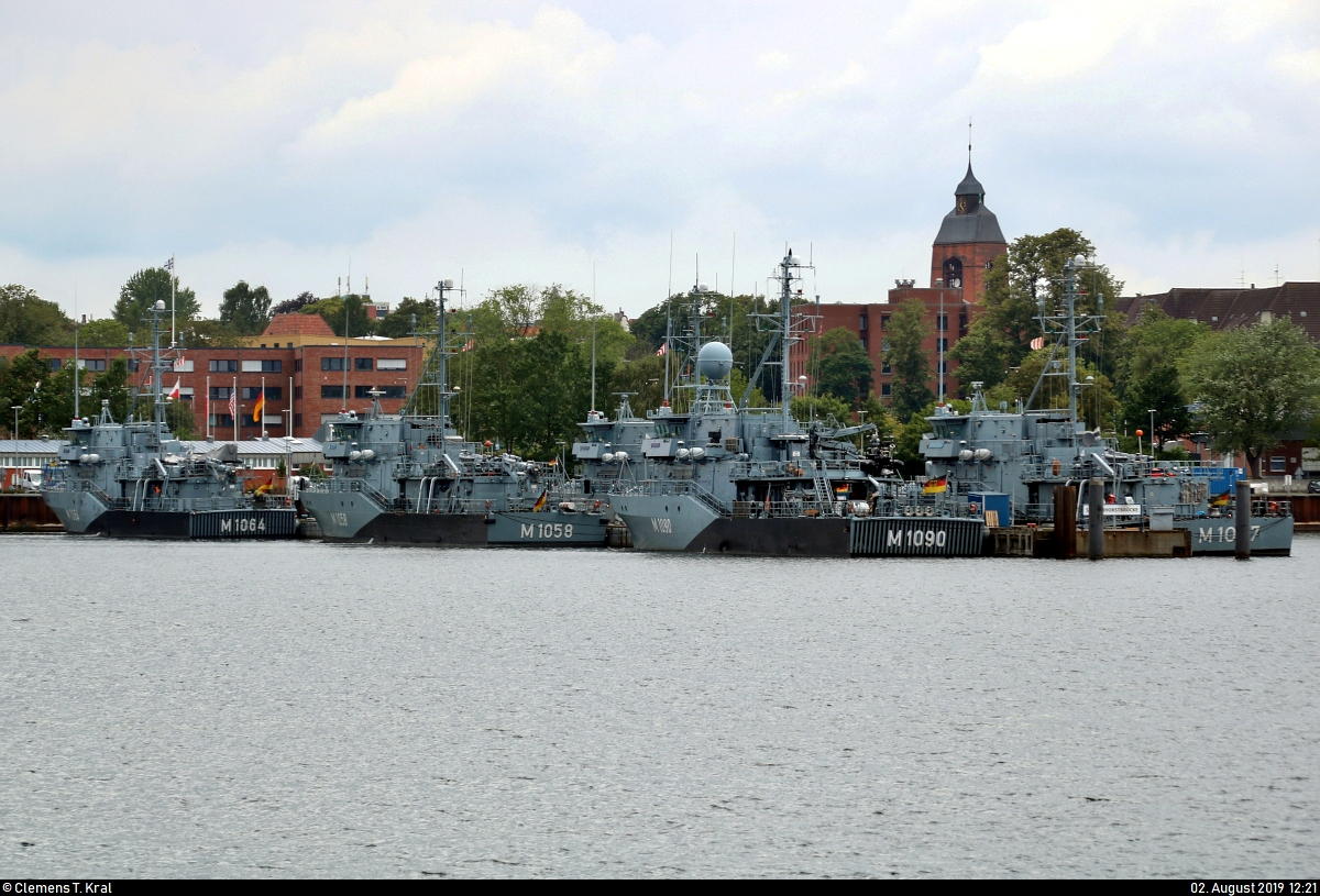 Blick während einer Hafenrundfahrt auf Minenabwehrfahrzeuge der Deutschen Marine, die im Marinestützpunkt Kiel des Marinestützpunktkommando Kiel liegen.
V.l.n.r.:  Grömitz  (M1064 | DREW),  Fulda  (M1058 | DRFC),  Pegnitz  (M1090 | DRFT) und  Bad Rappenau  (M1067 | DREZ).
[2.8.2019 | 12:21 Uhr]