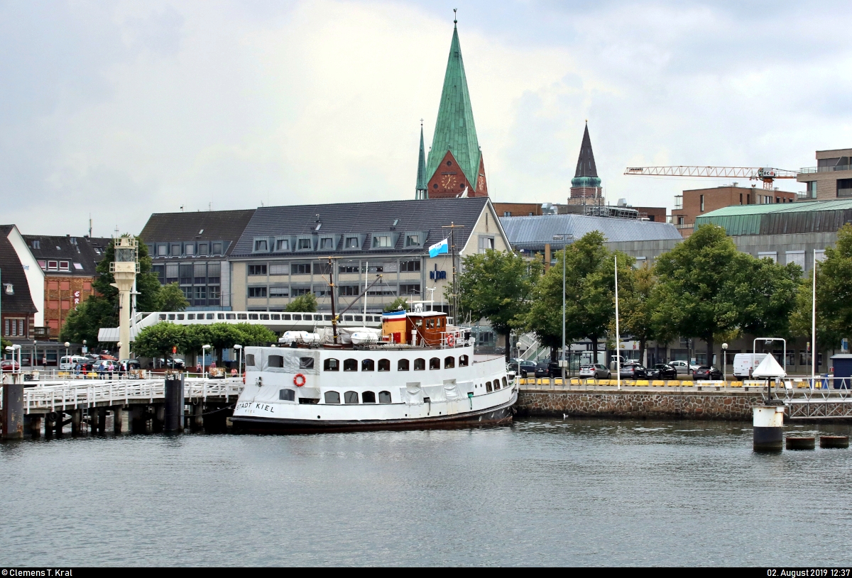 Blick während einer Hafenrundfahrt auf Salonmotorschiff  Stadt Kiel  des Förderverein MS Stadt Kiel e.V., das an der Seegartenbrücke neben dem Kieler Stadt- und Schifffahrtsmuseum liegt. 
[2.8.2019 | 12:37 Uhr]