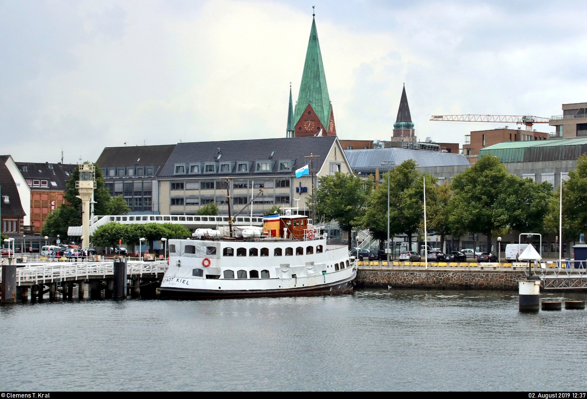 Blick während einer Hafenrundfahrt auf Salonmotorschiff  Stadt Kiel  des Förderverein MS Stadt Kiel e.V., das an der Seegartenbrücke neben dem Kieler Stadt- und Schifffahrtsmuseum liegt. 
[2.8.2019 | 12:37 Uhr]