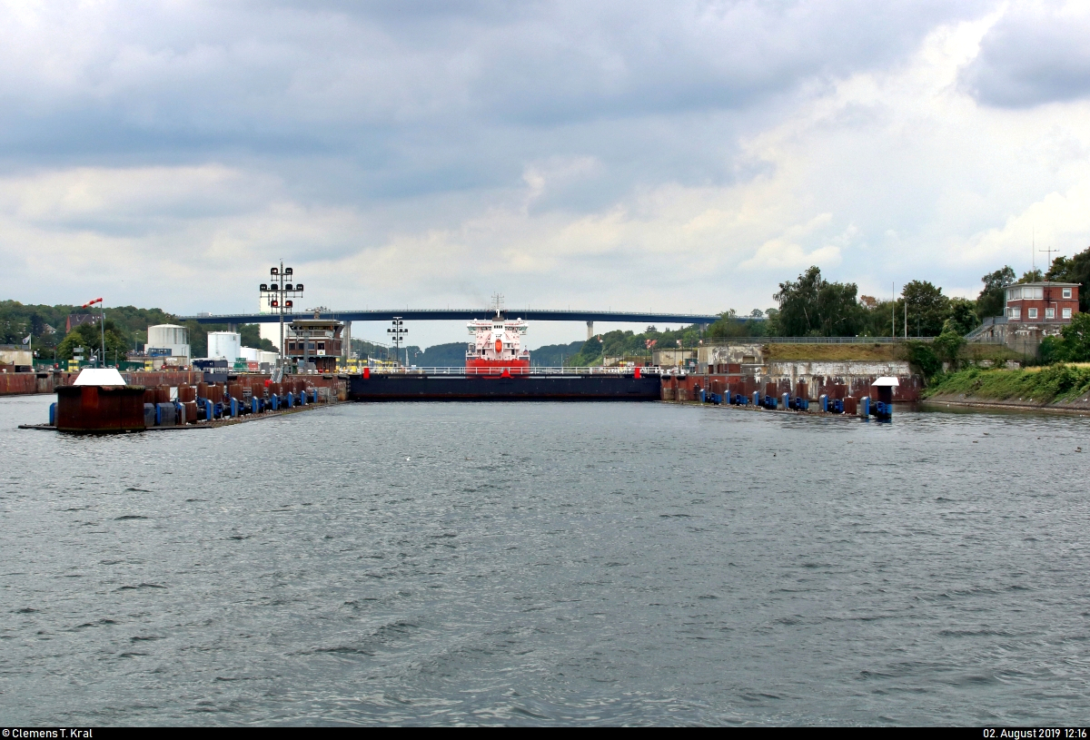 Blick während einer Hafenrundfahrt auf die Schleuse Kiel-Holtenau am Nord-Ostsee-Kanal mit Containerschiff im Hintergrund.
[2.8.2019 | 12:16 Uhr]