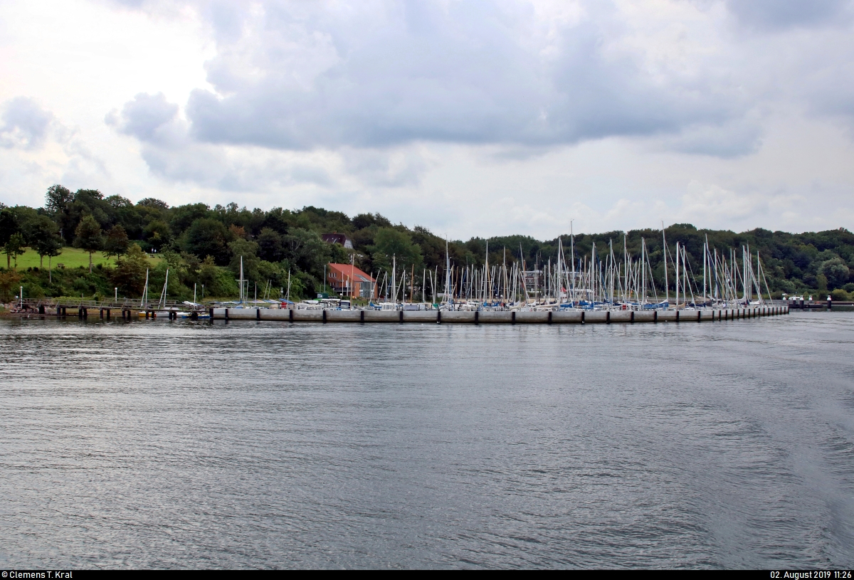 Blick während einer Hafenrundfahrt auf den Wasserliegeplatz der Wassersport-Vereinigung Mönkeberg e.V. (WVM) in Mönkeberg unweit von Kiel.
[2.8.2019 | 11:26 Uhr]