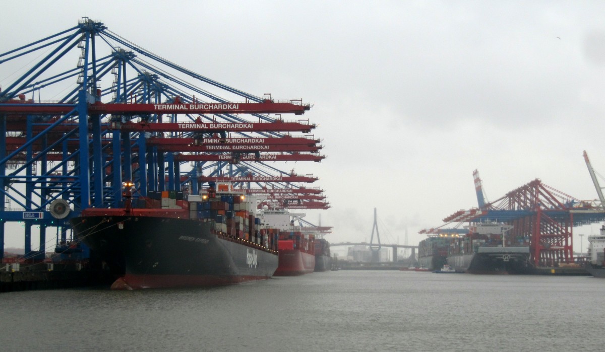 Blick in den Waltershofer Hf. / Teil des Hamburger Hafens bei regnerischem Wetter am 13.01.2015. Zu sehen ist VL die Bremen Express d. Hapag Lloyd (IMO 9343728) , dahinter die Cap San Antonio der Hamburg Süd (IMO 9622241) und HL die Ludwigshafen Express (IMO 9613018) ebenfalls Hapag Lloyd. Diese Schiffe lagen am Burchardkai. VR zu sehen ist die Hanjin Europe (IMO 9502908) und dahinter die CSCL Globe (IMO 9695121). Diese beiden Containerschiffe lagen am Container-Terminal Eurogate. 