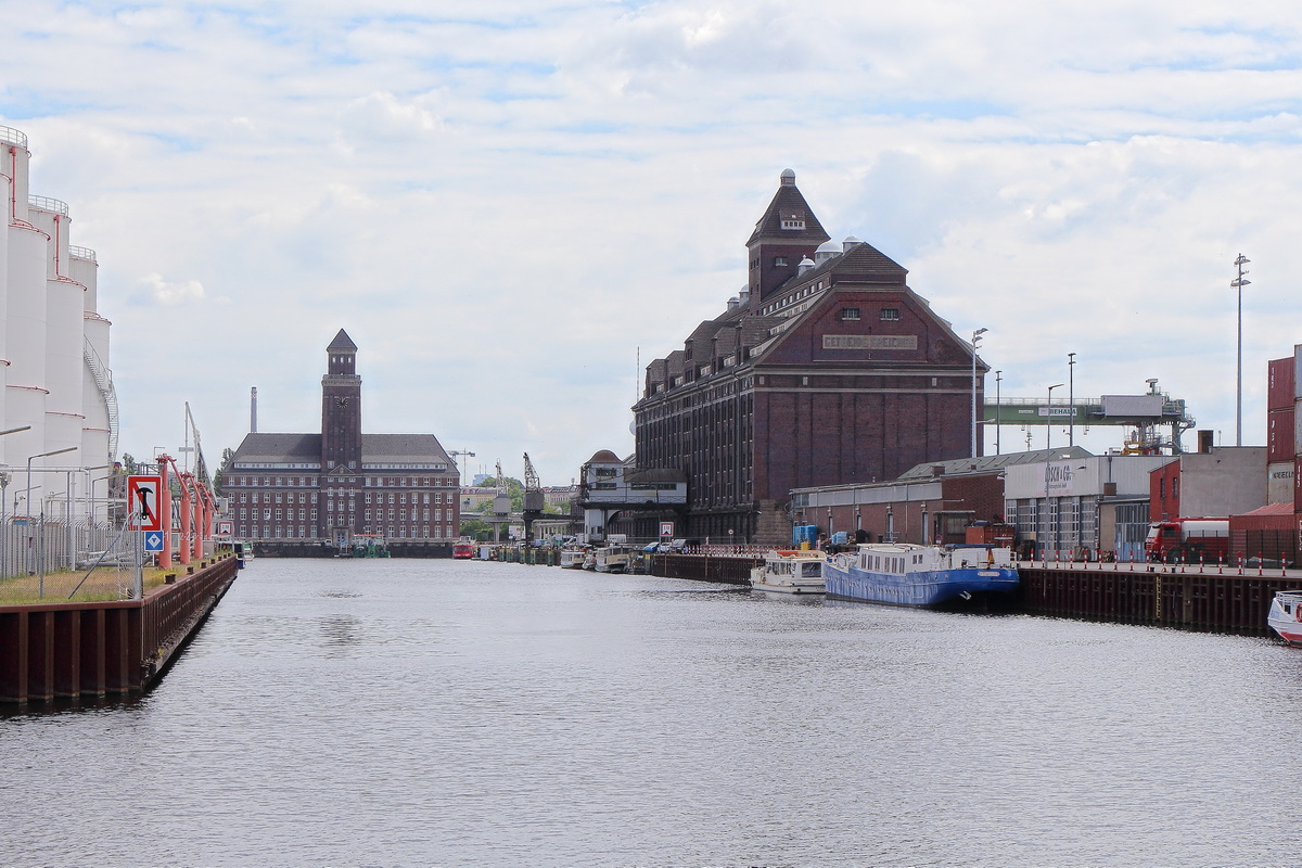 Blick vom Westhafenkanal  am 11. Juni 2022 in Berlin Moabit in eines der Becken des Berliner Westhafens.